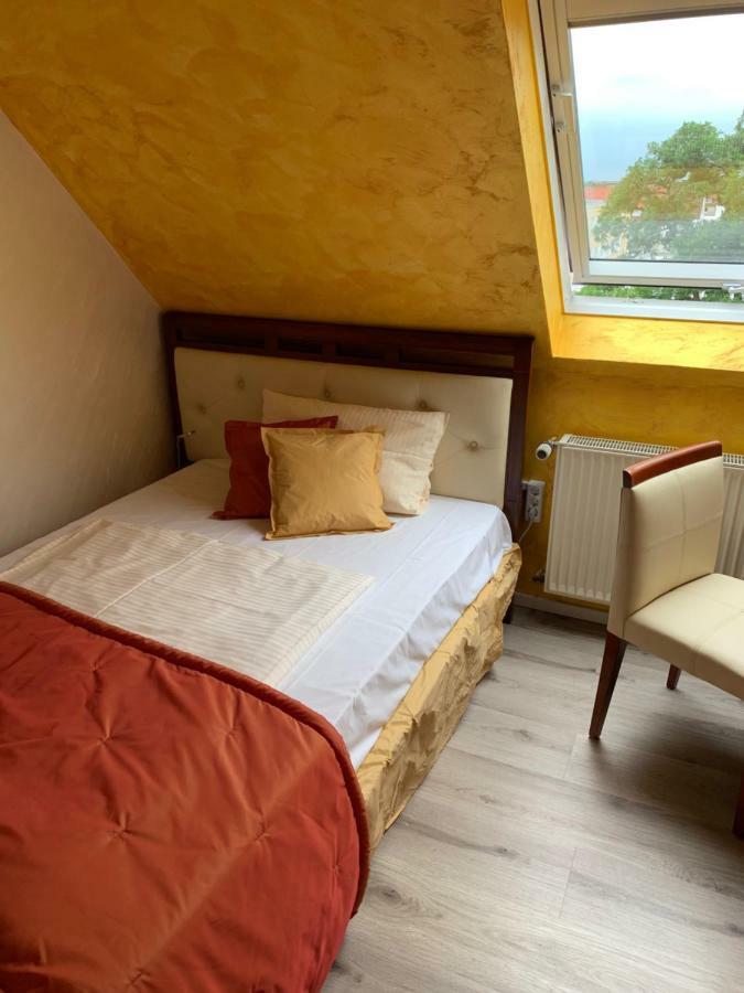 Boutique Hotel Goldene Henne Wolfsburg Buitenkant foto